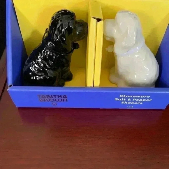 Black and white ceramic salt and pepper shakers set. - Picture 4 of 6